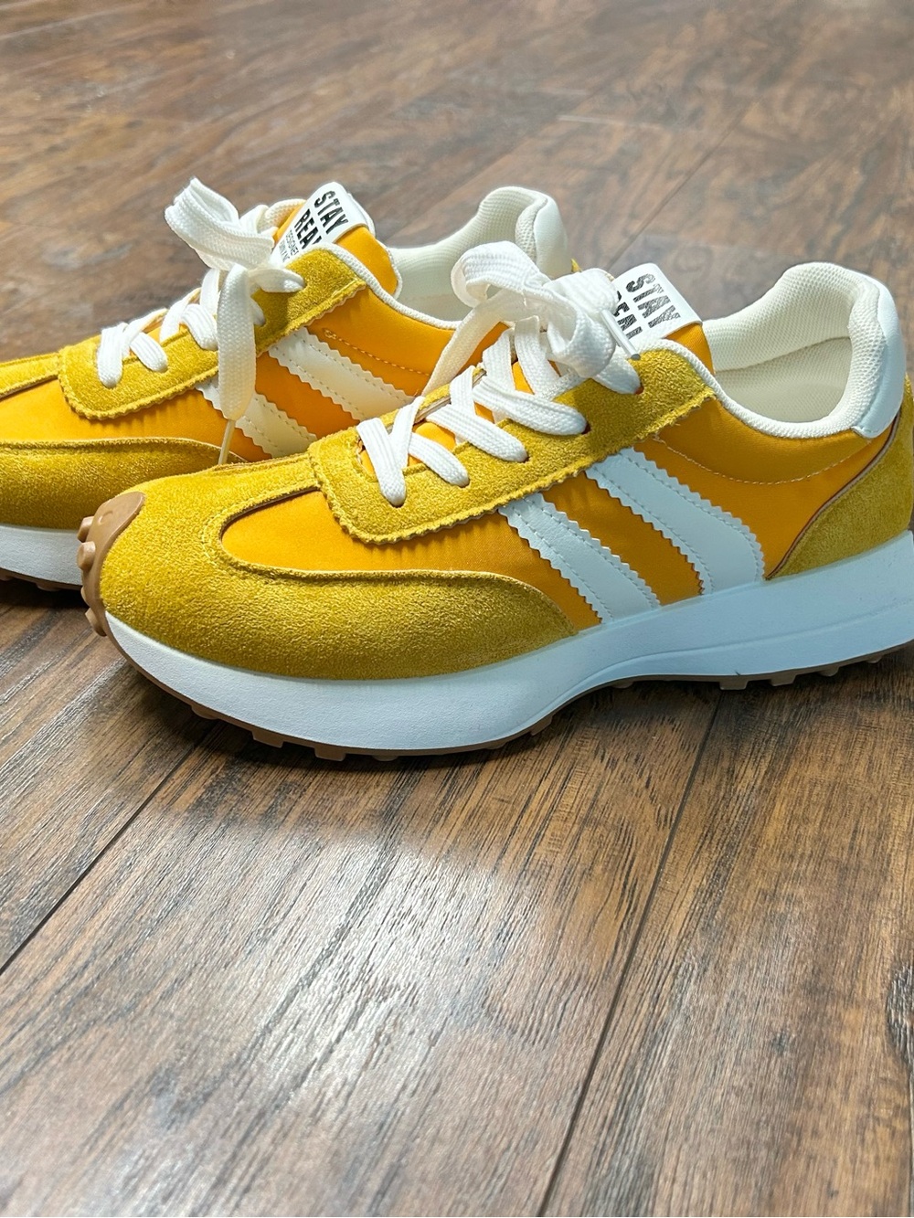 Women’s Retro Look Yellow Lace-Up Sneakers